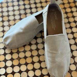 TOMS Men's Light Gray Slip-On Loafers